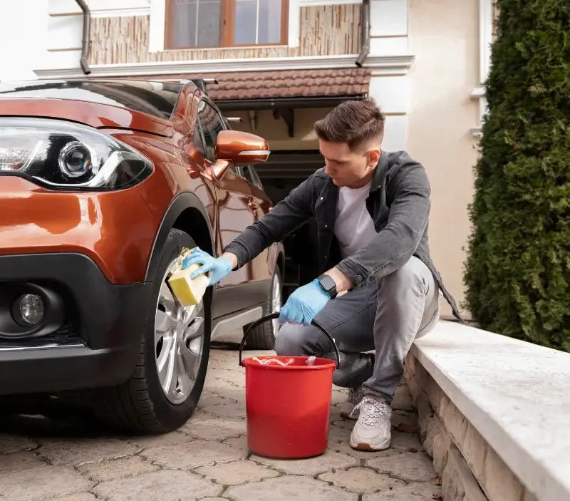 Lavage auto à domicile Champagny-en-Vanoise : professionnel intervenant sur un véhicule